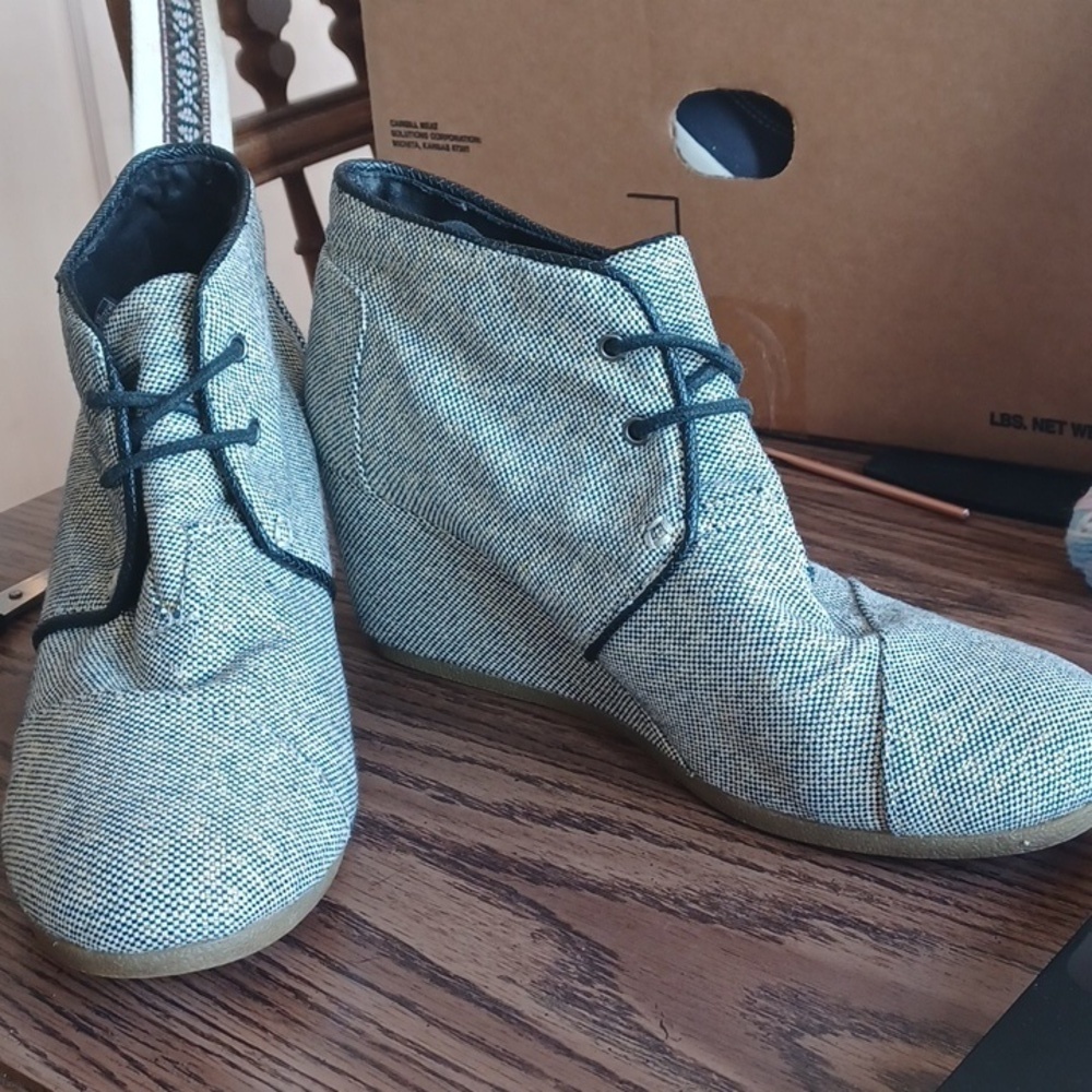 TOMS Wedge Bootie, sz 9.5, white, blue, gold, 3" heel